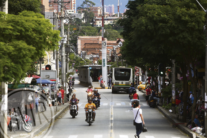 El metroplus modernizó la  45, la calle tradicional de Manrique. Fotografía Róbinson Henao tomada en junio de 2015