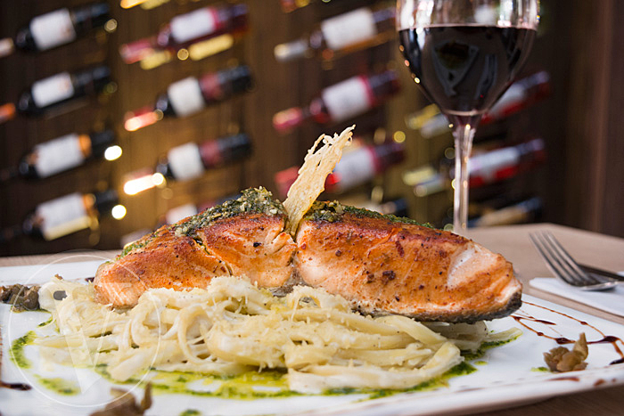 Salmón y fettuccine con salsa de crema de leche y vodka