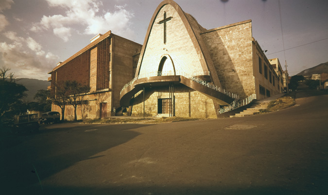 Iglesia de San Judas Tadeo, fotografía tomada en 1959 por Gabriel Carvajal (1916-2008). Cortesía Archivo Fotográfico de la Biblioteca Pública Piloto