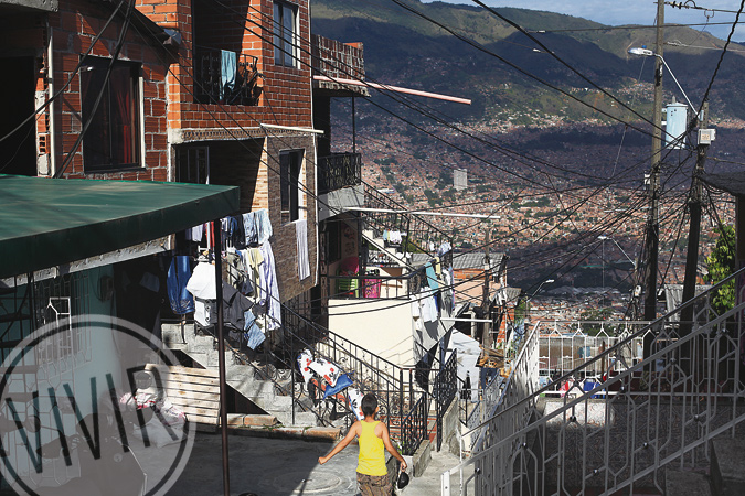 Barrio El Picachito, en la comuna 6 de Medellín. Al fondo se aprecia un amplio sector de la zona nororiental de la ciudad. Fotografía tomada el 1 de julio de 2015 por Róbinson Henao
