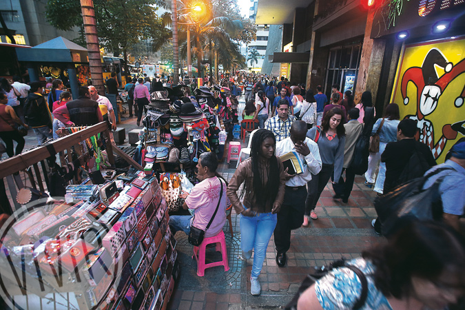 Comerciantes, transeúntes y rebuscadores de todo tipo confluyen en las calles y pasajes del Centro de Medellín. Fotografía tomada por Róbinson Henao en julio de 2015