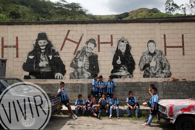 Rugir de risa, mural elaborado por la artista María Paulina Pérez en el sitio donde en 1996 fueron asesinados 16 jóvenes por un grupo paramilitar. Foto Róbinson Henao, agosto 30 de 2015