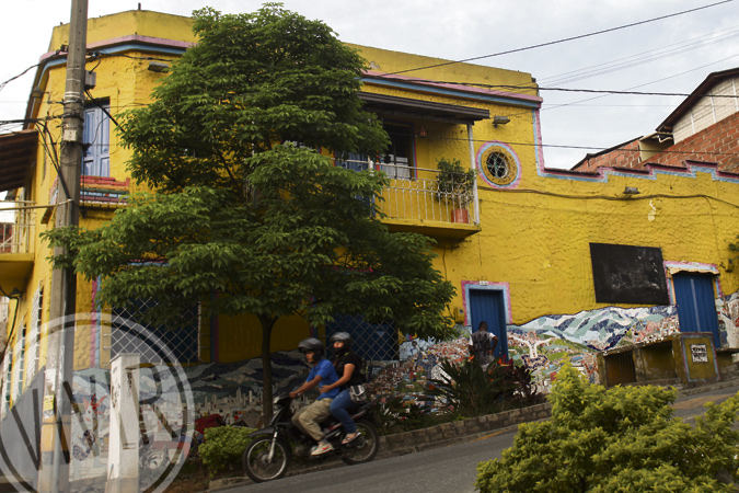 La Casa Amarilla, sede de la Corporación Cultural Nuestra Gente. El mural, en cerámica, es obra del artista Fredy Serna. Fotografía tomada por Róbinson Henao, septiembre 26 de 2015
