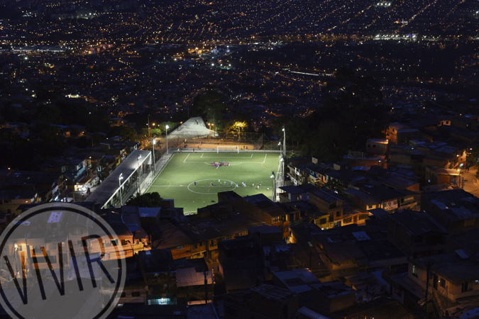 Panorámica nocturna de la Unidad Deportiva de Granizal. Fotografía tomada por Róbinson Henao