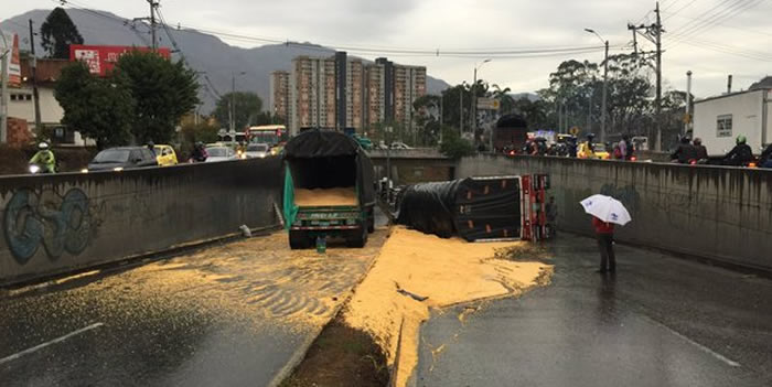 camion volcado cortesia