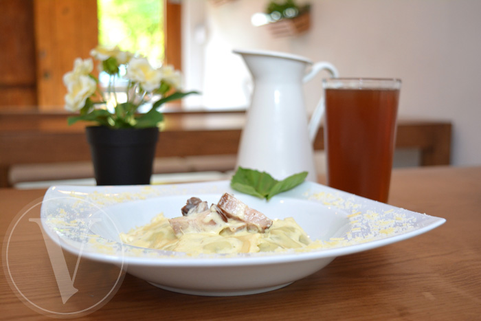 Raviolis de queso y albahaca con salsa Alfredo y tocino ahumado