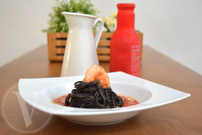 Spaghetti negro di sepia con salsa napolitana y camarones Spaghetti negro di sepia con salsa napolitana y camarones
