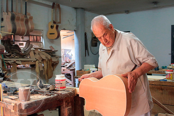 Don Luis Arbeláez, famoso creador de guitarras, en su taller en la Fábrica de Guitarras Ensueño, que funciona desde 1860.