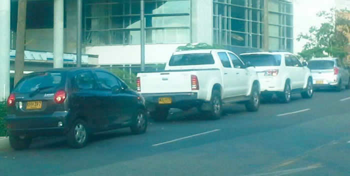 carros parqueados loma gonzalez