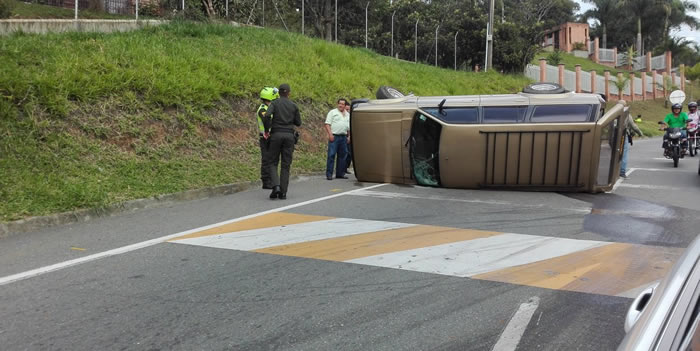 accidente carro volcado las palmas cortesia