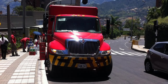 camion carga tranversal cortesia