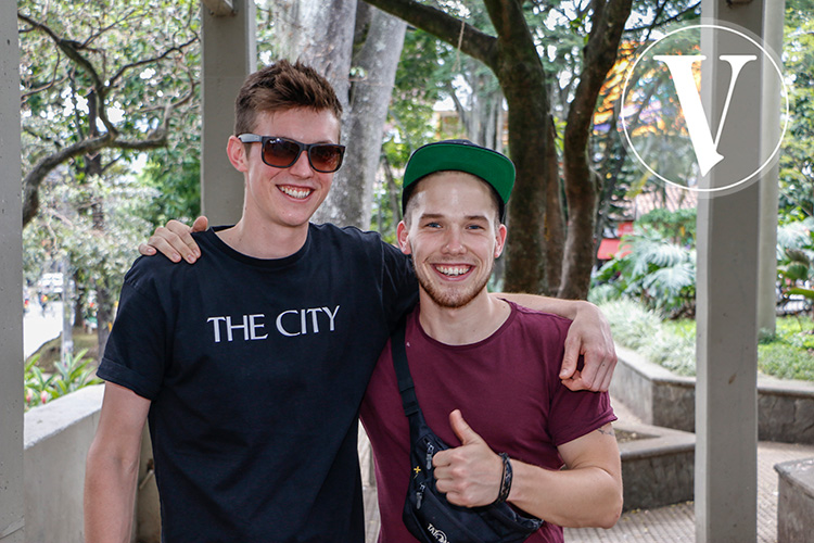 Turistas en El Poblado Medellín - Philip Welelnberg y Michel Lehmkuhl