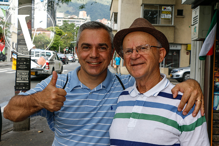 Turistas en El Poblado Medellín - Salmon Paiva y Walter Brant Zaroni de Paiva