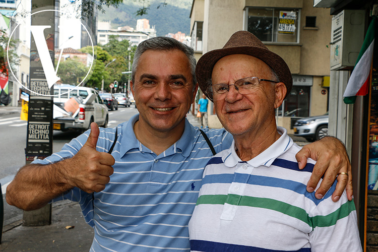Turistas en El Poblado Medellín - Salmon Paiva y Walter Brant Zaroni de Paiva Turistas en El Poblado Medellín - Salmon Paiva y Walter Brant Zaroni de Paiva