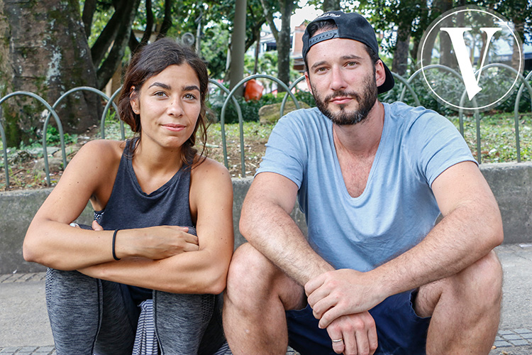 Turistas en El Poblado Medellín - Vanessa Lenani y Dominique Skarn