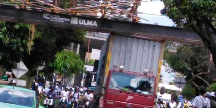 camion atrancado puente eafit cortesia