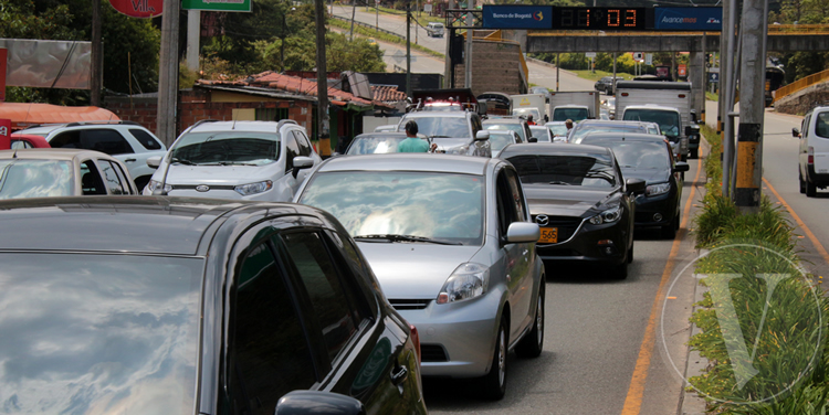 via las palmas congestion carros vivir en el poblado 750x376