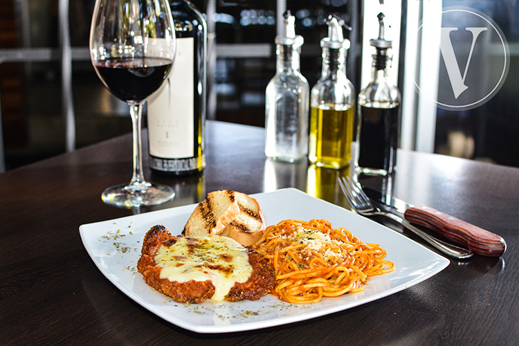 Milanesa de cerdo con fettuccine a la napolitana. Fotos Sébastien Herbiet