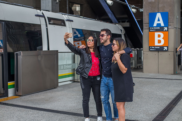 El día empieza en la estación Parque Berrío del Metro.