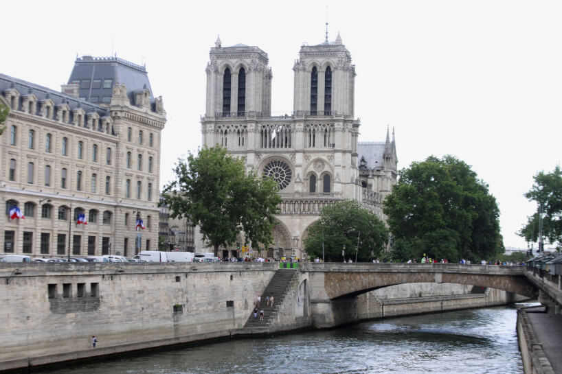 01 París - Notre Dame - Verano, cielo cubierto Notre Dame