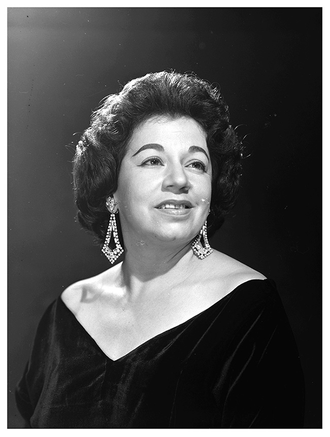 Matilde Díaz, la mujer colombiana, que no mexicana, que se iba de gira a cantar con una orquesta, cuando el canon mandaba todo lo contrario. Matilde Díaz, la mujer colombiana, que no mexicana, que se iba de gira a cantar con una orquesta, cuando el canon mandaba todo lo contrario.