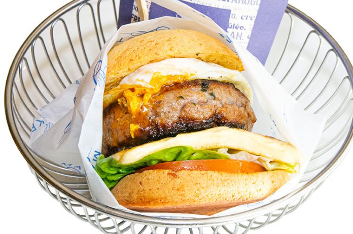 Sánduche de huevo y chorizo en pan de almojábana Sánduche de huevo y chorizo en pan de almojábana