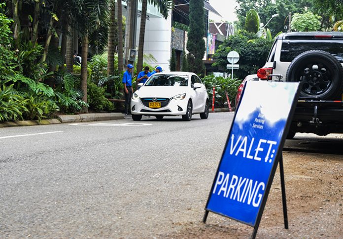 Valet parking en El Poblado En Vivir en El Poblado denunciamos el vacío que hay para sancionar a elpresas de valet parking que se aprovechan del espacio público. Valet parking en El Poblado En Vivir en El Poblado denunciamos el vacío que hay para sancionar a elpresas de valet parking que se aprovechan del espacio público.