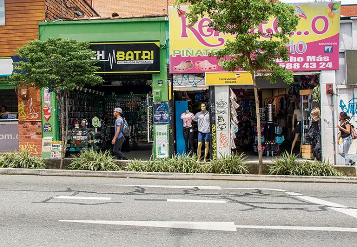 En la calle 10 de El poblado no inician obras en fachadas En la calle 10 de El poblado no inician obras en fachadas