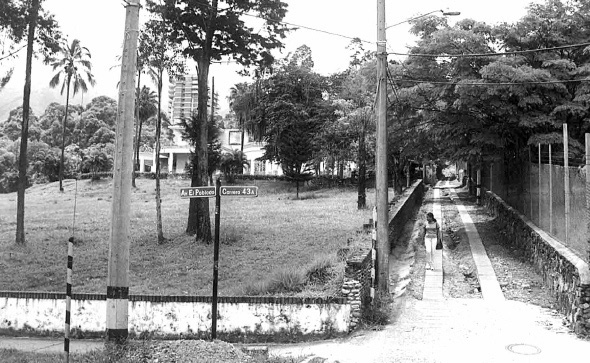 Una de esas postales del viejo barrio es la calle 7 sur, en el área de la avenida El Poblado, hoy en la zona de Santa fé, el edificio Forum y Panamericana. Una de esas postales del viejo barrio es la calle 7 sur, en el área de la avenida El Poblado, hoy en la zona de Santa fé, el edificio Forum y Panamericana.
