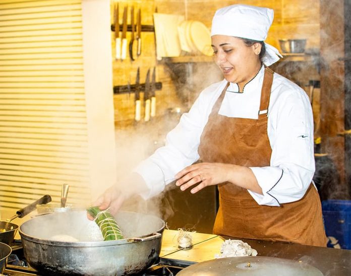 Natalia Restrepo participo en MasterChef Colombia y es una defensora de las cocinas tradicionales. Cocineros y cocineras que construyen país. Natalia Restrepo participo en MasterChef Colombia y es una defensora de las cocinas tradicionales. Cocineros y cocineras que construyen país.