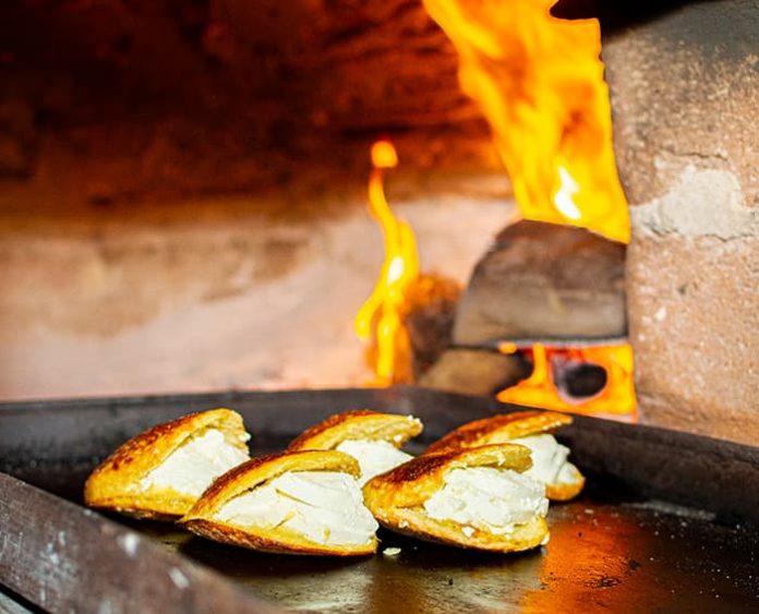 Arepas de chócolo hechas en callanas y en horno de leña Arepas de chócolo hechas en callanas y en horno de leña