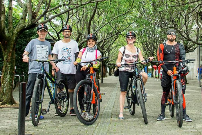 Pedalear-en-medellin-1.jpg Bicicitour: Pedalear a Medellín para dejar de ser turista