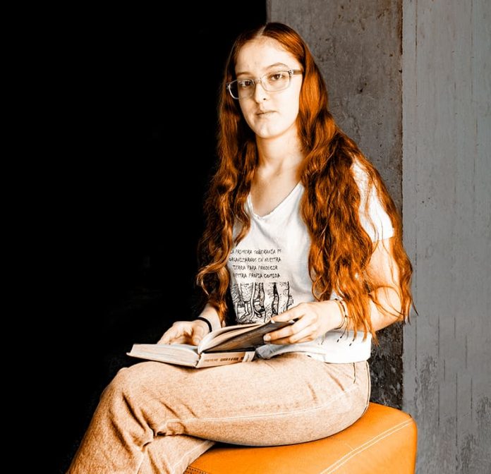 Estefanía Gómez recoge libros Estefanía Gómez recoge libros