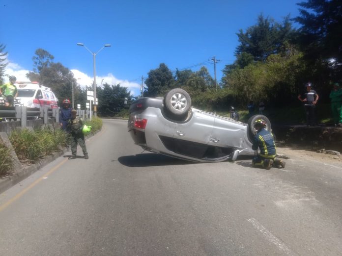 Kia volcado 4 Vehículo volcado