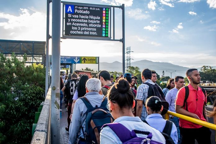 estación Poblado del metro en la hora pico estación Poblado del metro en la hora pico
