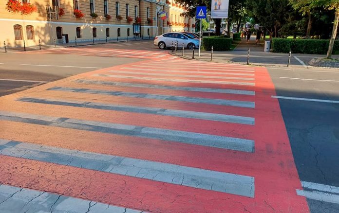 Pasos peatonales o cebras rojas ¿Será que en rojo sí las vemos? Pasos peatonales o cebras rojas ¿Será que en rojo sí las vemos?