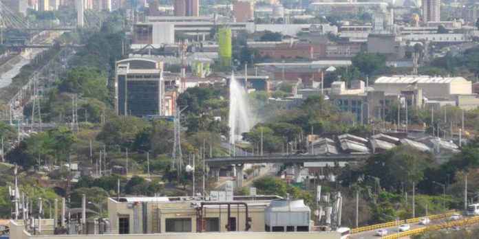 Imagen tubo roto Tubo roto en la calle 30