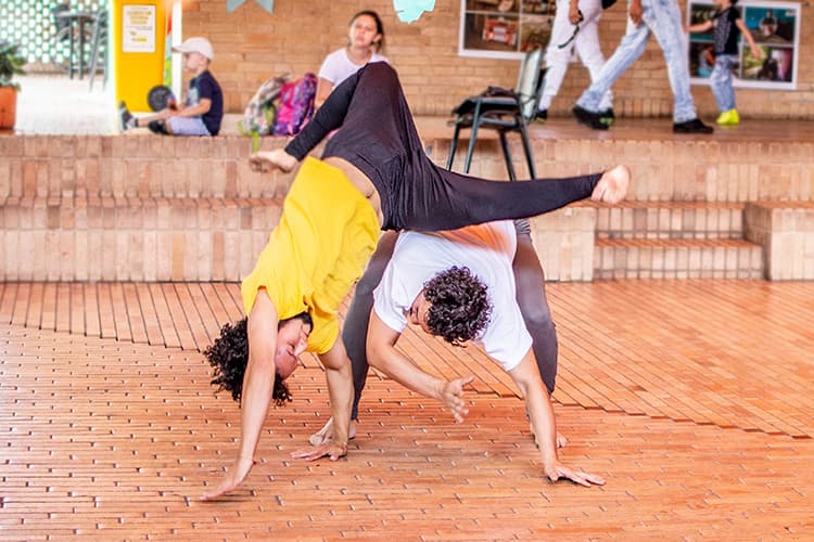 Existen dos movimientos de capoeira