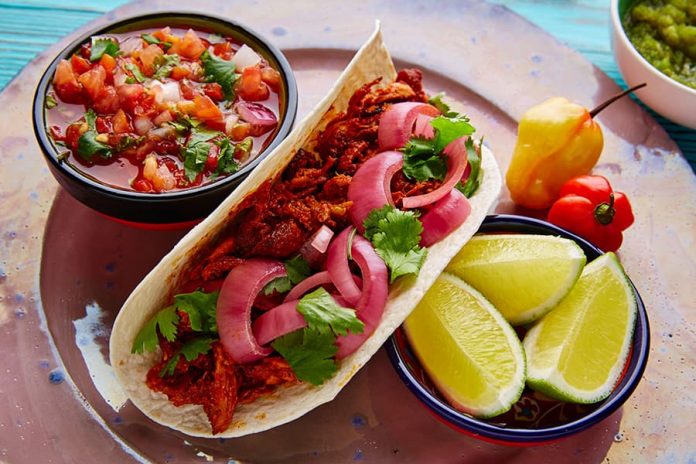 La cochinita pibil se acompaña de cebolla roja y limón. Foto cortesía. La cochinita pibil se acompaña de cebolla roja y limón. Foto cortesía.