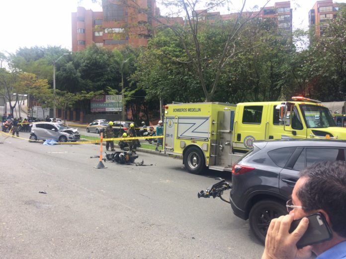 Accidente en Los Balsos (Foto Twitter @gaboperiodista1) Una motociclista murió en choque múltiple en Los Balsos
