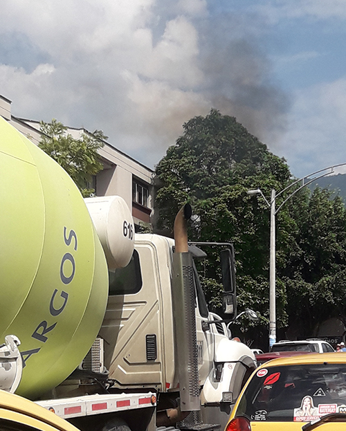 vehículo contaminante o Chimenea rodante vehículo contaminante o Chimenea rodante