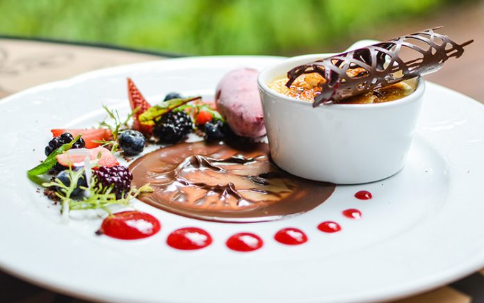 Crème Brûlée de mantequilla de maní con centro de frutos rojos y bananitos caramelizados Crème Brûlée de mantequilla de maní con centro de frutos rojos y bananitos caramelizados