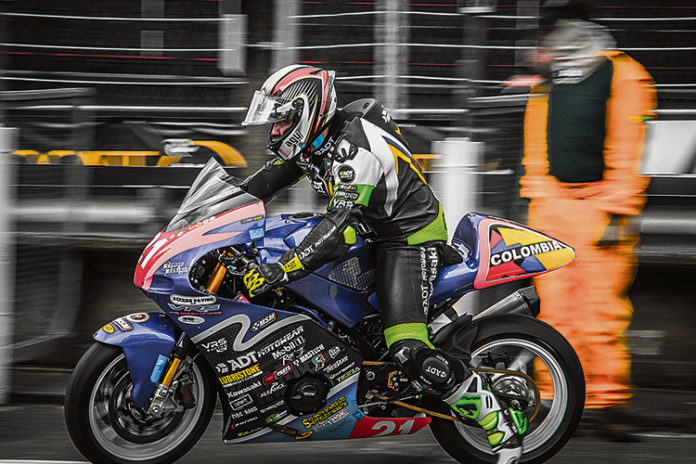 Daniel Fernández en la Isla de Man / La moto en la que Daniel compitió la alquiló en la Isla de Man. Foto cortesía Twenty Six Colombia Daniel Fernández en la Isla de Man / La moto en la que Daniel compitió la alquiló en la Isla de Man. Foto cortesía Twenty Six Colombia