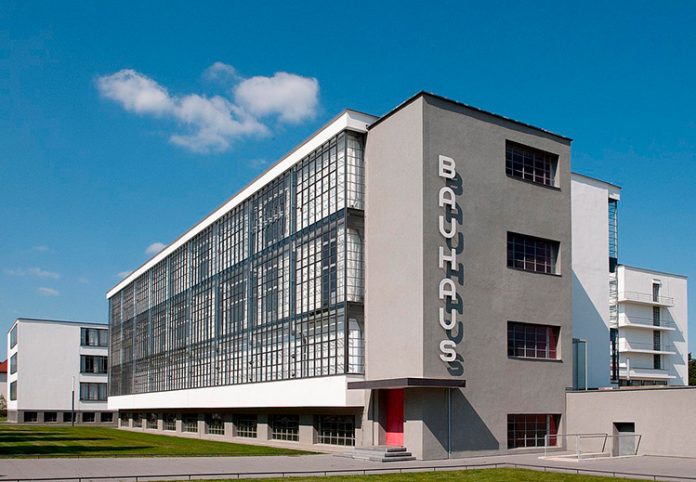 Edificio de la Bauhaus en Dessau. Autor Walter Gropius, 1925. Edificio de la Bauhaus en Dessau. Autor Walter Gropius, 1925.