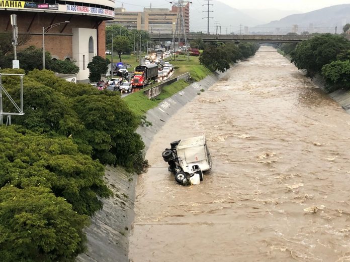 tractocamion-rio-medellin Tractocamión cayó al Río Medellín