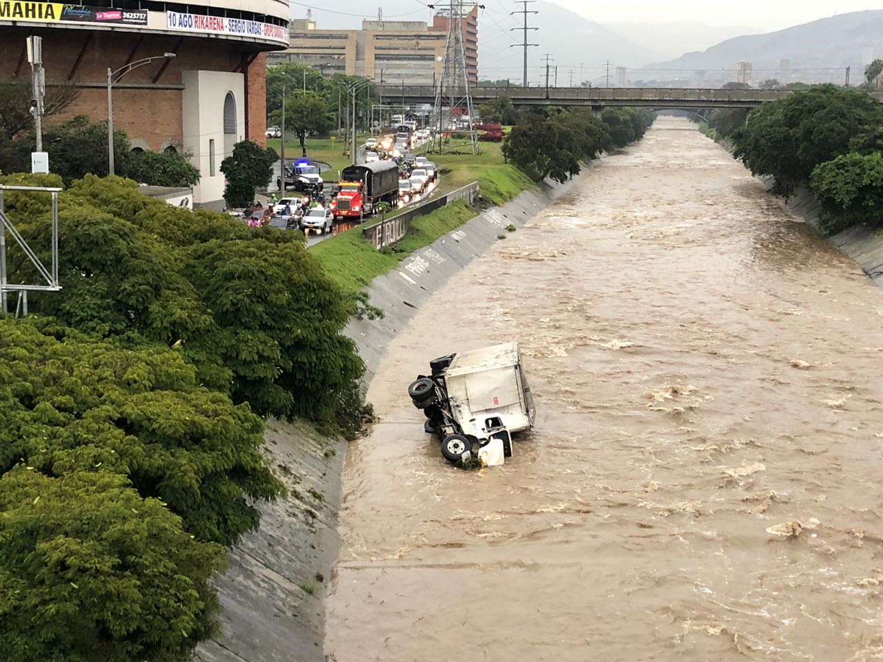 tractocamion-rio-medellin Tractocamión cayó al Río Medellín