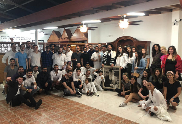 Israelíes reunidos en Casa Chabad. Fotos cortesía Jaim Shenberger. Israelíes reunidos en Casa Chabad. Fotos cortesía Jaim Shenberger.