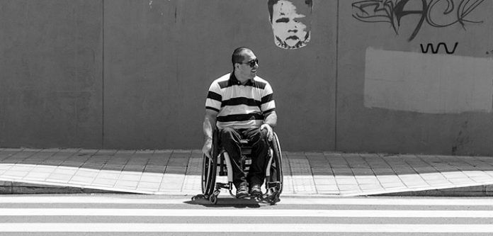 Accesibilidad en El Poblado. Desafiando obstáculos sobre ruedas por las aceras de El Poblado Más de un 80 por ciento de los andenes son inaccesibles. Accesibilidad en El Poblado. Desafiando obstáculos sobre ruedas por las aceras de El Poblado Más de un 80 por ciento de los andenes son inaccesibles.