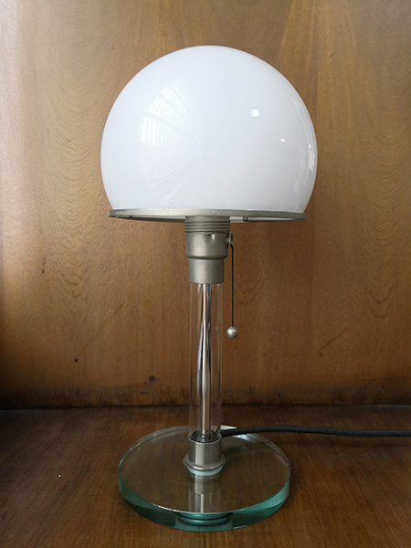 Lámpara de mesa de cristal - Bauhaus 1924. Wilhelm Wagenfeld y Carl Junker.