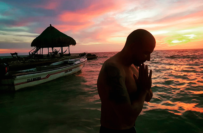 Meditar mientras camina por un bosqueo navega en kayak